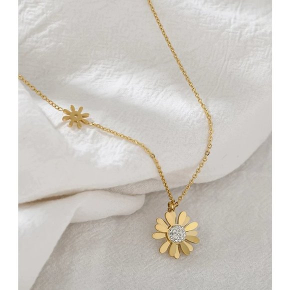 NEW 18K Gold Plated Diamond Daisy Flower Necklace - Picture 5 of 6
